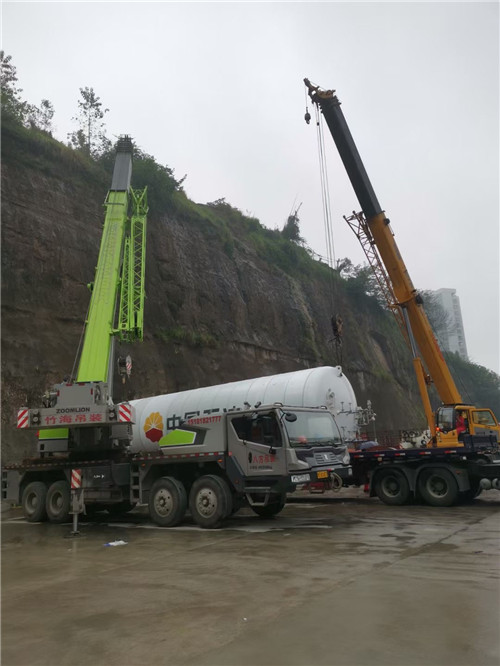 吉木乃县“不怕风雨冻”—— 吊车的 “恶劣环境适应” 技术